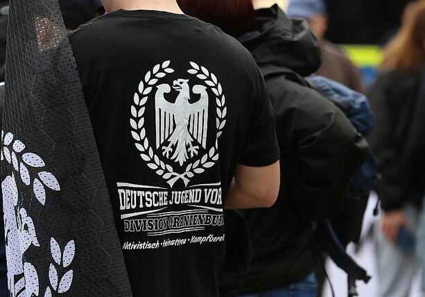 Bild vergr&ouml;&szlig;ern: Über 500 Rechtsextremisten mit offenen Haftbefehlen gesucht