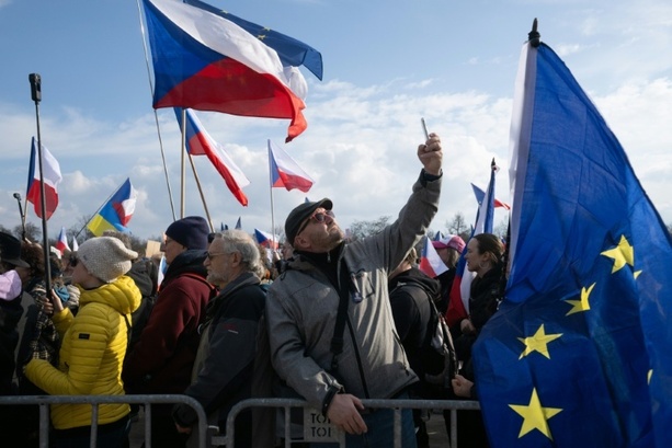 Bild vergr&ouml;&szlig;ern: Zehntausende demonstrieren in Tschechien gegen Regierungschef Babis