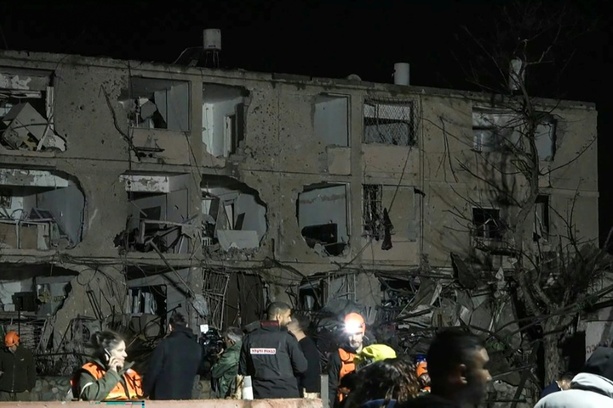 Bild vergr&ouml;&szlig;ern: Mehr als 90 Verletzte bei Raketenangriffen nahe israelischer Atomanlage