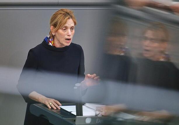 Bild vergr&ouml;&szlig;ern: Union weist Kritik an Prien wegen Demokratieprogramm zurück