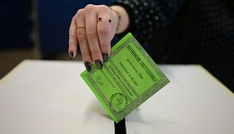 Italiener stimmen in Referendum über Justizreform ab - knappes Rennen erwartet