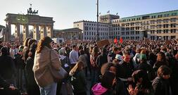 Tausende demonstrieren in Berlin gegen digitale Gewalt