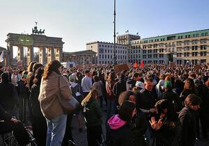 Tausende demonstrieren in Berlin gegen digitale Gewalt