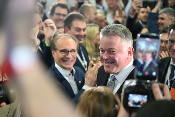 Bild vergr&ouml;&szlig;ern: Machtwechsel in Rheinland-Pfalz: CDU gewinnt Landtagswahl deutlich vor SPD