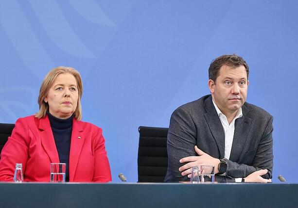 Bild vergr&ouml;&szlig;ern: Rufe aus SPD nach Rücktritt von Klingbeil und Bas