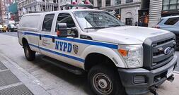 Flugzeug kollidiert auf New Yorker Flughafen mit Feuerwehrfahrzeug