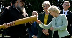 Abkommen mit Australien: Von der Leyen will Rohstoffe für Unternehmen sichern