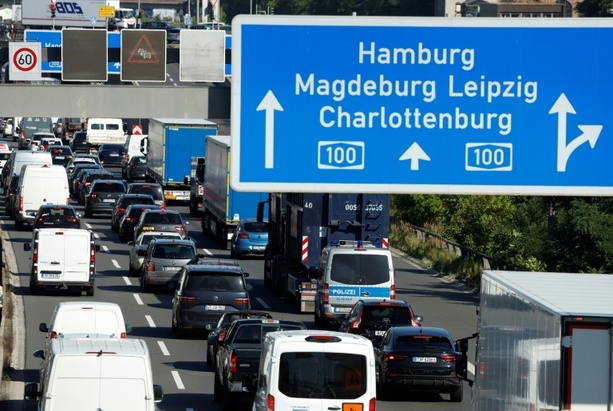 Bild vergr&ouml;&szlig;ern: Osterferien beginnen in zehn Bundesländern: ADAC warnt vor zahlreichen Staus