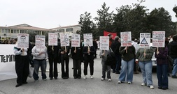Chaos im Gerichtssaal: Prozess um schwerstes Zugunglück in Griechenland vertagt