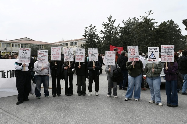Bild vergr&ouml;&szlig;ern: Chaos im Gerichtssaal: Prozess um schwerstes Zugunglück in Griechenland vertagt