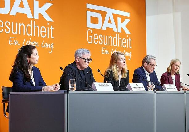 Bild vergr&ouml;&szlig;ern: Studie vorgestellt: KI-Chatbots erhöhen riskanten Medienkonsum