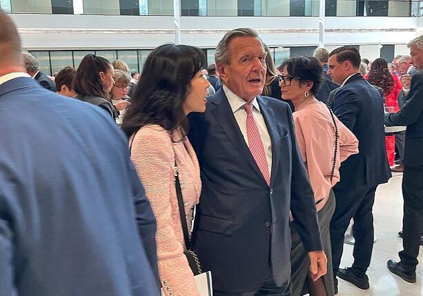 Bild vergr&ouml;&szlig;ern: Schröder ruft SPD zu neuer Agenda-Politik auf