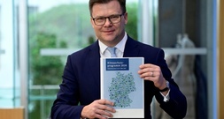 Acht Milliarden Euro mehr für Klimaschutz - Bundeskabinett verabschiedet Programm