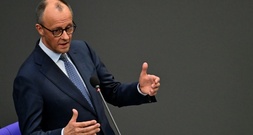 Merz verteidigt Streichung von Mitteln für Demokratieförderung