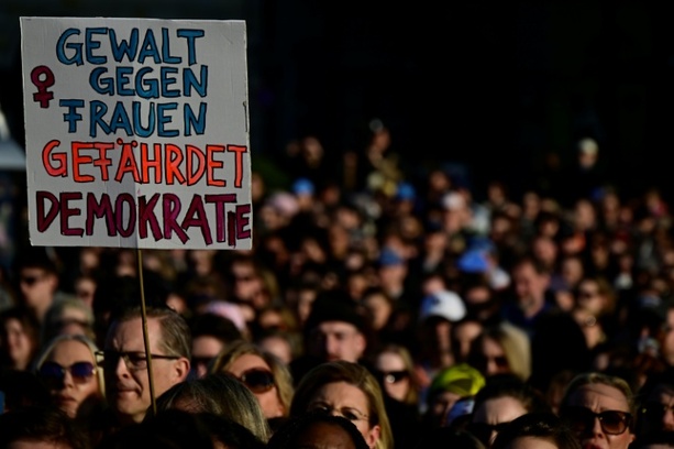 Bild vergr&ouml;&szlig;ern: Digitale Gewalt gegen Frauen: Appelle im Bundestag an Verantwortung aller