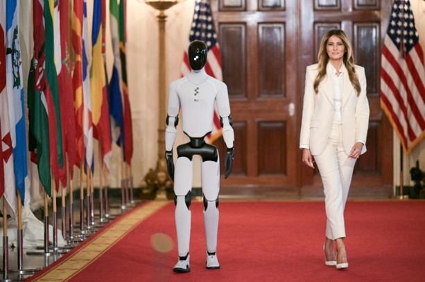 Bild vergr&ouml;&szlig;ern: First Roboter: Melania Trump lädt besonderen Gast ins Weiße Haus ein