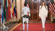 First Roboter: Melania Trump lädt besonderen Gast ins Weiße Haus ein