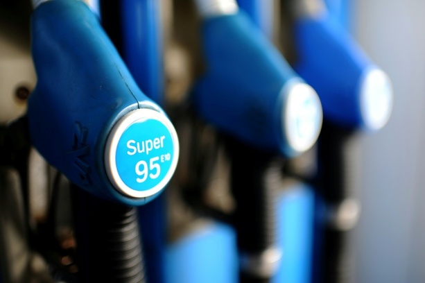 Bild vergr&ouml;&szlig;ern: Ministerpräsidenten drängen auf schärfere Maßnahmen gegen hohe Spritpreise