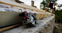 Reparaturen am Haus: Eigentümer müssen nicht zwingend mehrere Angebote einholen