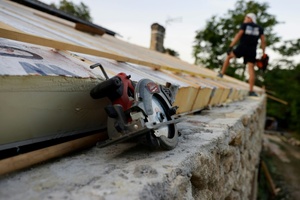 Reparaturen am Haus: Eigentümer müssen nicht zwingend mehrere Angebote einholen