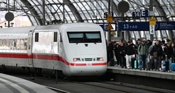 Deutsche Bahn macht Milliardenverlust - Fernverkehr schraubt Erwartungen herunter