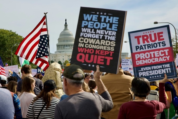 Bild vergr&ouml;&szlig;ern: USA: Dritte landesweite No Kings-Proteste gegen Trump