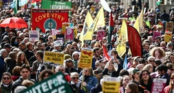 Zehntausende demonstrieren in London gegen Rechtsextremismus