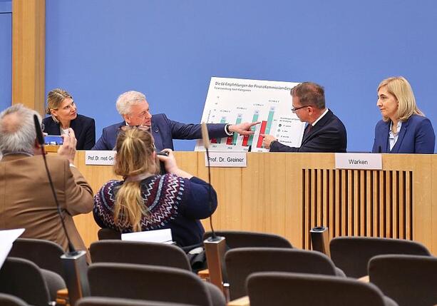 Bild vergr&ouml;&szlig;ern: Kommission empfiehlt 66 Maßnahmen für stabile Krankenkassenbeiträge