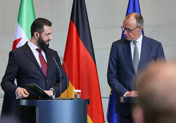 Bild vergr&ouml;&szlig;ern: Merz sagt Syrien Unterstützung beim Wiederaufbau zu