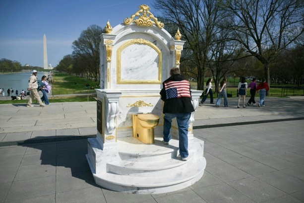 Bild vergr&ouml;&szlig;ern: Washington: Goldene Toilette zum Protest gegen Trump aufgestellt