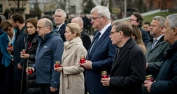 EU-Außenminister gedenken im ukrainischen Butscha des Massakers vor vier Jahren