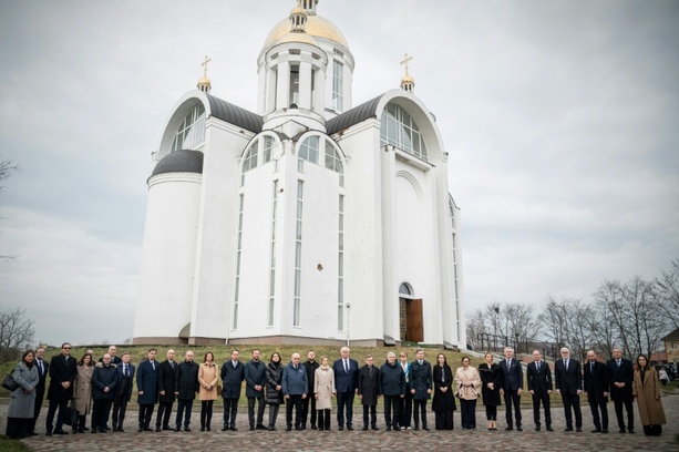 Bild vergr&ouml;&szlig;ern: EU-Außenminister gedenken im ukrainischen Butscha des Massakers vor vier Jahren