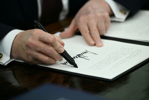 Bild vergr&ouml;&szlig;ern: Trump unterzeichnet Dekret zur Erschwerung der Briefwahl