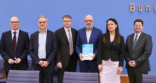 Wirtschaftsinstitute halbieren Konjunkturprognose