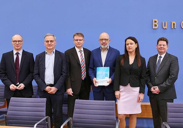 Bild vergr&ouml;&szlig;ern: Wirtschaftsinstitute halbieren Konjunkturprognose