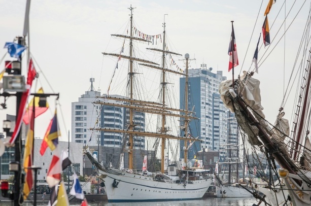 Bild vergr&ouml;&szlig;ern: 250 Jahre Unabhängigkeit der USA: Segelschulschiff Gorch Fock besucht New York