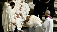 Ritual an Gründonnerstag: Papst Leo XIV. wäscht zwölf Priestern die Füße