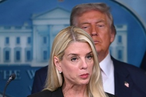 Trump baut Kabinett weiter um: Justizministerin Pam Bondi muss gehen