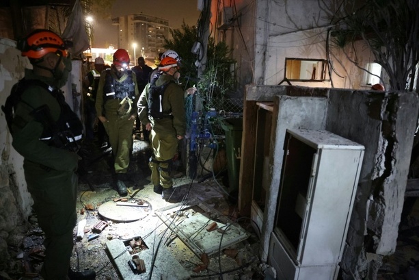 Bild vergr&ouml;&szlig;ern: Rettungskräfte: Ein Verletzter durch iranische Raketenangriffe auf Israel