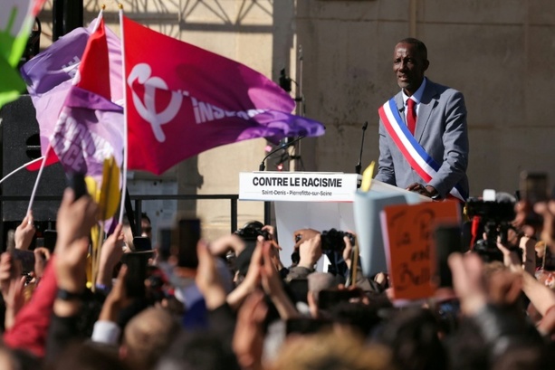 Bild vergr&ouml;&szlig;ern: Nach Beleidigungen gegen Bürgermeister: Tausende demonstrieren in Saint-Denis gegen Rassismus