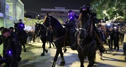 Hunderte Menschen fordern in Tel Aviv ein Ende des Iran-Kriegs