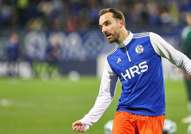 Bild vergr&ouml;&szlig;ern: 2. Liga: Schalke schlägt Karlsruhe und bleibt Tabellenführer