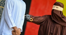 Außerehelicher Sex: Paar in Indonesien mit je 100 Stockhieben bestraft