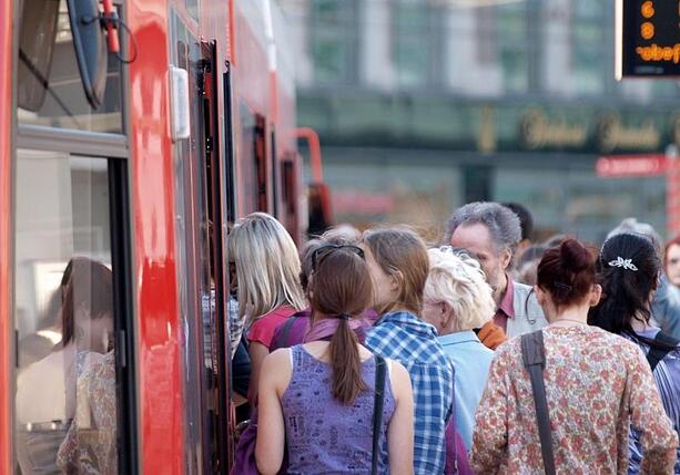 Bild vergr&ouml;&szlig;ern: Personenverkehr mit Bussen und Bahnen stagniert
