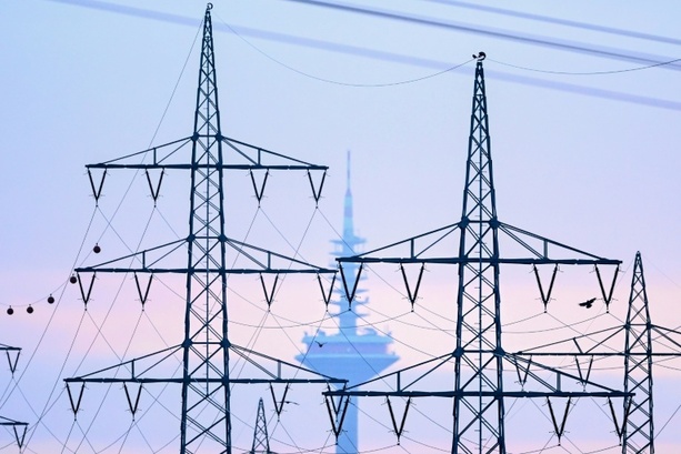 Bild vergr&ouml;&szlig;ern: Industrieproduktion im Februar stabil - Einbußen im Baugewerbe