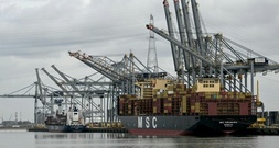 Ausfließendes Öl legt Schiffsverkehr in Hafen von Antwerpen größtenteils lahm