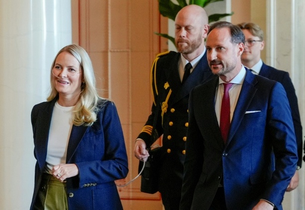Bild vergr&ouml;&szlig;ern: Kronprinzessin Mette-Marit zeigt sich erstmals mit Sauerstoffgerät