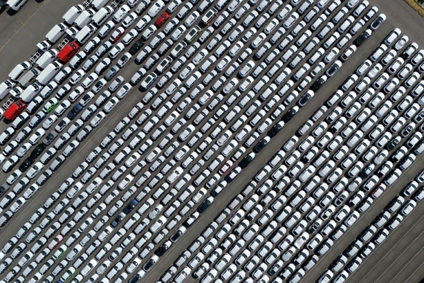 Bild vergr&ouml;&szlig;ern: Milliardengrab E-Autos: Gewinn der größten 19 Autokonzerne 2025 stark geschrumpft