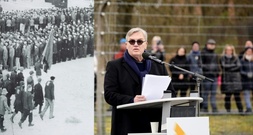 Kerkeling stellt sich im KZ Buchenwald gegen Rechtspopulisten und das Vergessen
