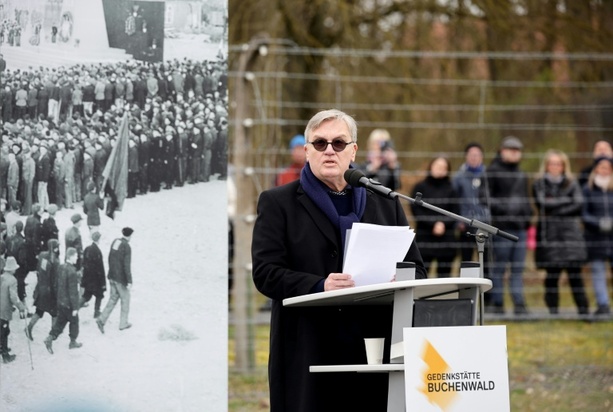 Bild vergr&ouml;&szlig;ern: Kerkeling stellt sich im KZ Buchenwald gegen Rechtspopulisten und das Vergessen
